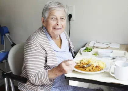Starsza kobieta je posiłek
